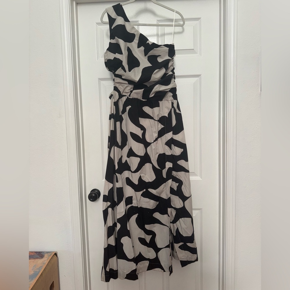 Abercrombie & Fitch Black and Cream One-Shoulder Dress